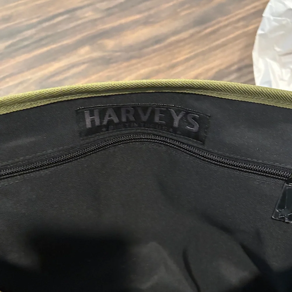 NWT- Harveys Forest Green Men’s Messenger Bag - Picture 10 of 11